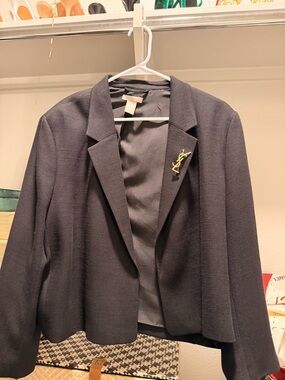 H&M Black Tailored Men’s Blazer with Gold Pin Accent